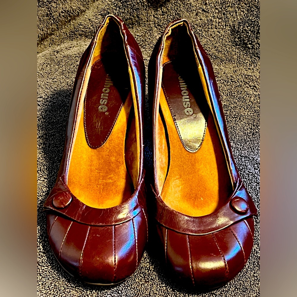 Adorable Dollhouse 3inch heels. Bergundy leather with velvety soft insole. Sz7.5